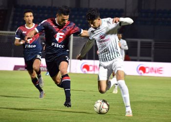 مولودية وجدة يتعادل مع ضيفه الدفاع الحسني الجديدي 1-1