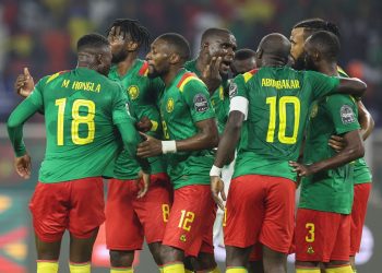 لاعبو منتخب الكاميرون يقدمون تعازيهم في ضحايا حادث التدافع الجماهيري