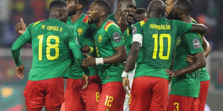 لاعبو منتخب الكاميرون يقدمون تعازيهم في ضحايا حادث التدافع الجماهيري