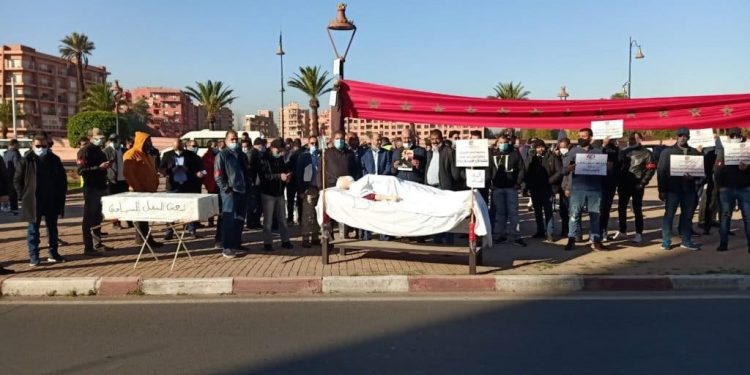مهنيو القطاع السياحي بمراكش يطالبون في وقفة احتجاجية بفتح الحدود أمام السياح
