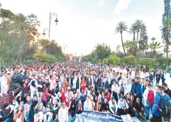تنظيم مسيرة حاشدة بالشموع للأساتذة المتعاقدين وحاملي الشواهد بمراكش