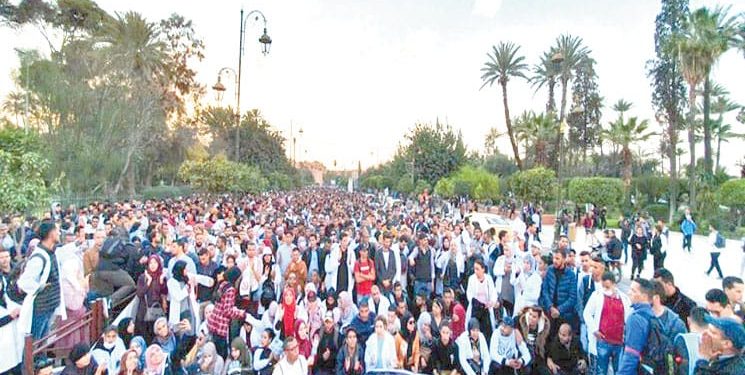 تنظيم مسيرة حاشدة بالشموع للأساتذة المتعاقدين وحاملي الشواهد بمراكش