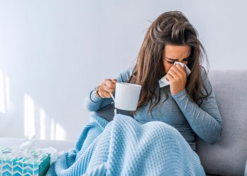 كيف نميز بين أعراض أوميكرون ونزلة البرد؟