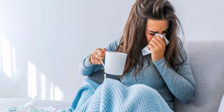 كيف نميز بين أعراض أوميكرون ونزلة البرد؟