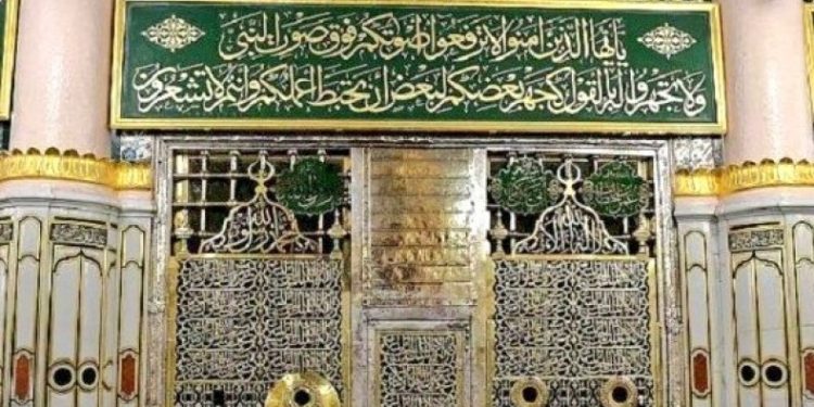 السعودية..منع النساء من زيارة قبر الرسول