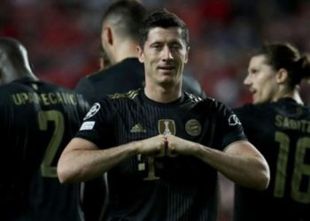 جوائز الفيفا.. ليفاندوفسكي أفضل لاعب ورونالدو يتسلم الجائزة الخاصة