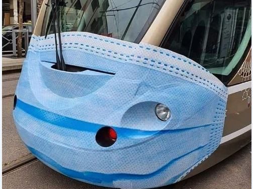 شركة ترامواي تجبر زبنائها لإرتداء الكمامة خوفا من تفشي