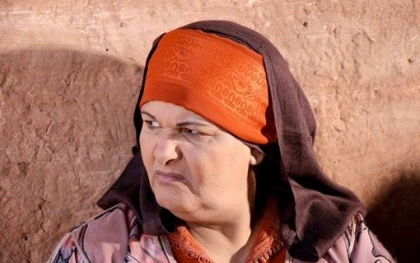 فاطمة وشاي..تنتقد جنون العمارية