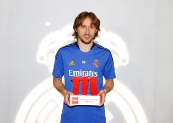 لوكا مودريتش يتسلم جائزة أفضل لاعب في ريال مدريد لشهر يناير