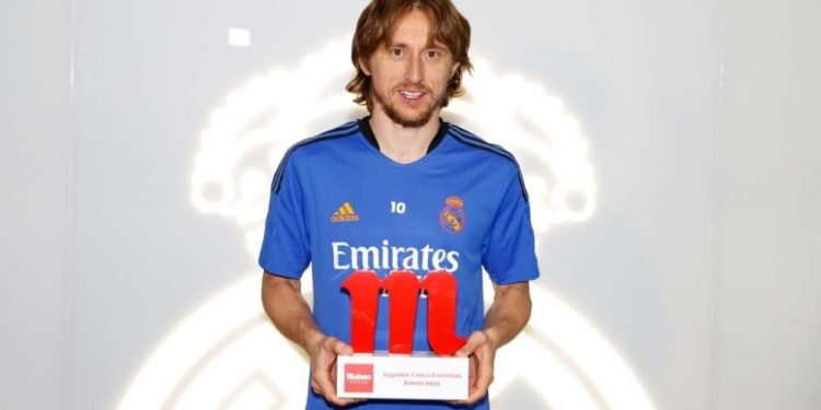 لوكا مودريتش يتسلم جائزة أفضل لاعب في ريال مدريد لشهر يناير