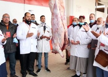 جزارو مراكش يذبحون عجلا ويوزعون لحمه على الايتام صدقة لروح “ريان”