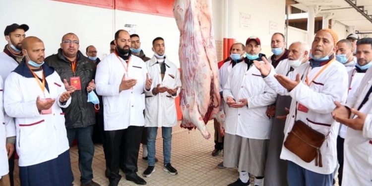 جزارو مراكش يذبحون عجلا ويوزعون لحمه على الايتام صدقة لروح “ريان”