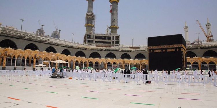 السعودية تعلن عن شروط جديدة لأداء العمرة أو الزيارة