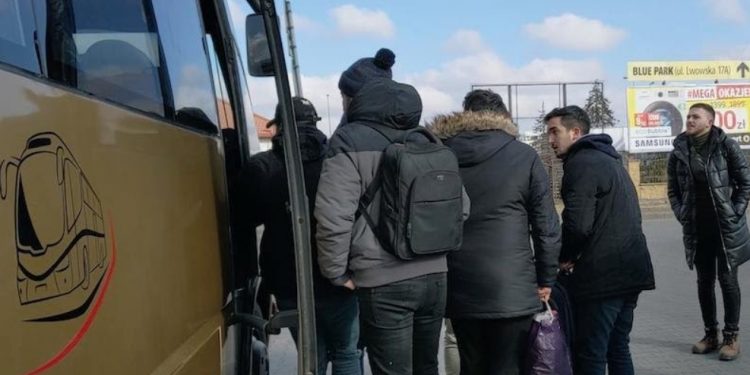 الطلبة المغاربة العالقين في سومي يصلون إلى بولندا