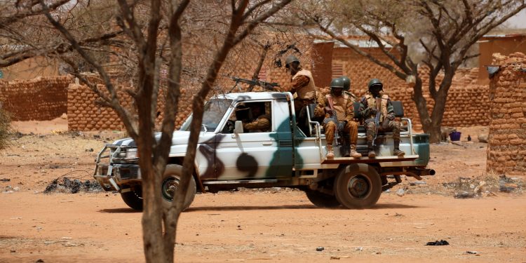 مقتل 13 عنصرا من الدرك في بوركينافاسو على يد إنقلابيين