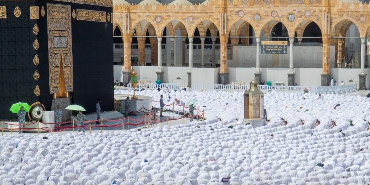 إقبال كبير في أول صلاة جمعة بالحرمين بعد رفع إجراءات التباعد