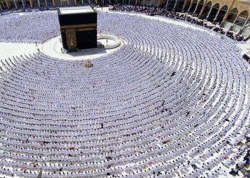 السعودية تضع شرطا لمنح المرأة تأشيرة العمرة دون مَحرَم