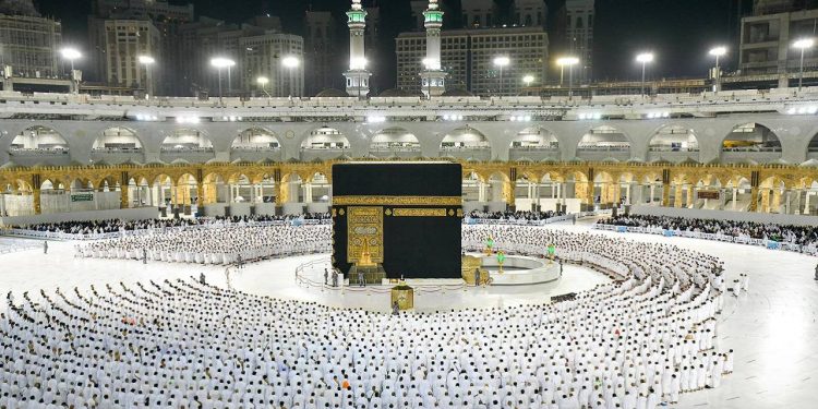 تعرف على موعد عودة الاعتكاف بالحرمين الشريفين
