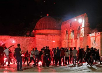 إصابة عشرات الفلسطينيين إثر اعتداء الاحتلال على المصلّين في المسجد الأقصى
