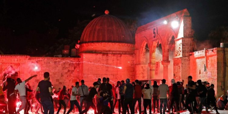 إصابة عشرات الفلسطينيين إثر اعتداء الاحتلال على المصلّين في المسجد الأقصى