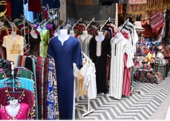 فيديو.. إقبال كبير على الملابس التقليدية