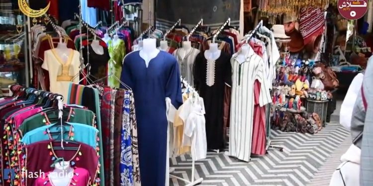 فيديو.. إقبال كبير على الملابس التقليدية