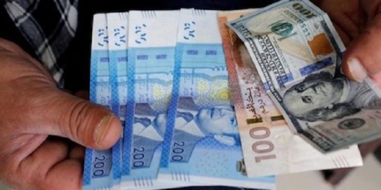 سعر صرف الدرهم يتحسن أمام الدولار ويتراجع مقابل اليورو