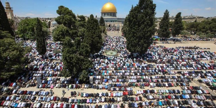 قوات الاحتلال تعتدي على المصلين والمعتكفين بالمسجد الأقصى