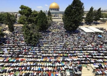 رغم اعتداءات الاحتلال.. 50 ألفا يؤدون صلاة الجمعة بالأقصى