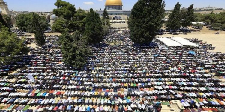 رغم اعتداءات الاحتلال.. 50 ألفا يؤدون صلاة الجمعة بالأقصى