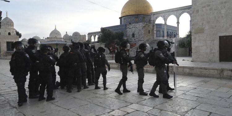 الأقصى.. إصابات جراء صدامات بين الفلسطينيين والشرطة الإسرائيلية
