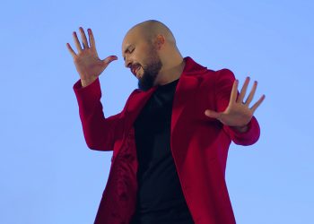 عبد الحفيظ الدوزي يعود بأغنية عاطفية بعنوان “مستحيل”..