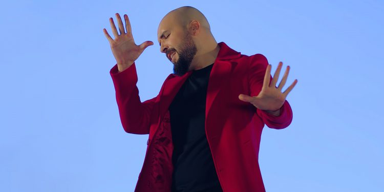 عبد الحفيظ الدوزي يعود بأغنية عاطفية بعنوان “مستحيل”..