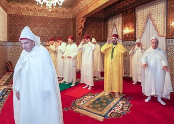 أمير المؤمنين صاحب الجلالة الملك محمد السادس يؤدي صلاة عيد الفطر المبارك