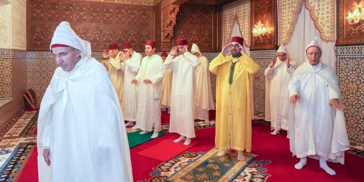أمير المؤمنين صاحب الجلالة الملك محمد السادس يؤدي صلاة عيد الفطر المبارك
