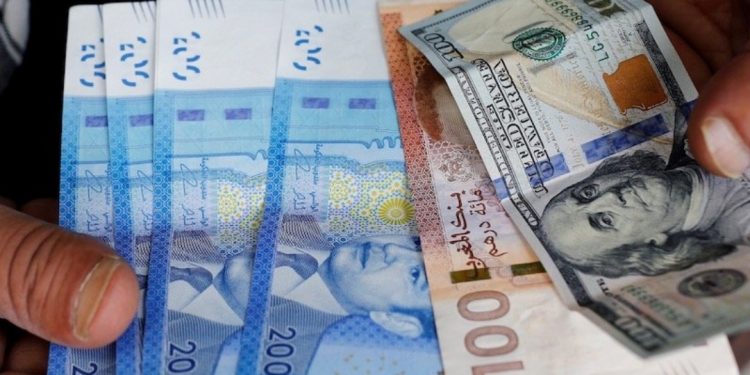 سعر الدرهم ينخفض مقابل اليورو والدولار