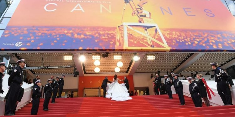 مهرجان “كان”.. الفيلم المغربي “أزرق القفطان” يفوز بجائزة النقد الدولي