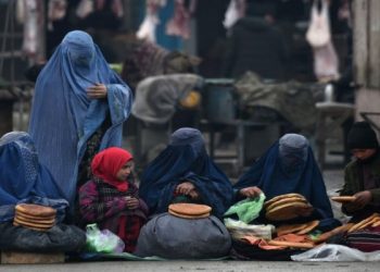 أفغانستان.. طالبان يفرض على النساء ارتداء البرقع