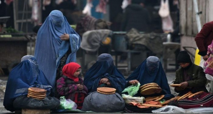 أفغانستان.. طالبان يفرض على النساء ارتداء البرقع
