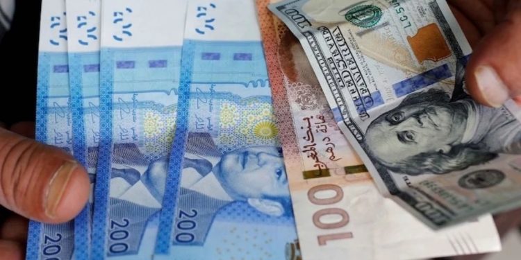 الدرهم ينخفض مقابل الأورو والدولار