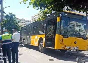 فيديو.. اصطدام خطير لحافلة النقل الحضري بعمود كهربائي وسط الدارالبيضاء