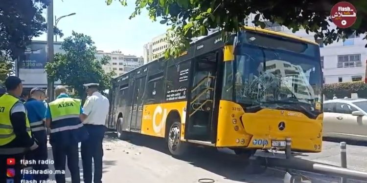 فيديو.. اصطدام خطير لحافلة النقل الحضري بعمود كهربائي وسط الدارالبيضاء