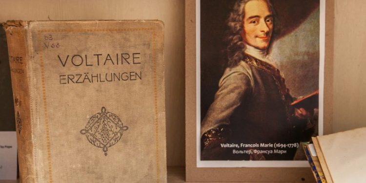 ألمانيا تعيد إلى فرنسا كتبا مسروقة لفولتير