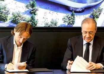 ريال مدريد يمدد عقد مودريتش إلى صيف 2023