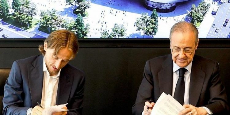 ريال مدريد يمدد عقد مودريتش إلى صيف 2023