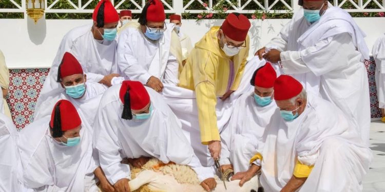أمير المؤمنين يؤدي صلاة عيد الأضحى ويقوم بنحر أضحية العيد