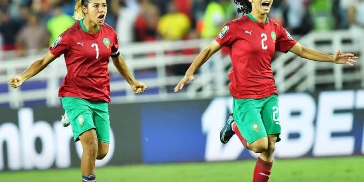 المنتخب الوطني النسوي بكامل عناصره الأساسية قبل مباراه النهائي