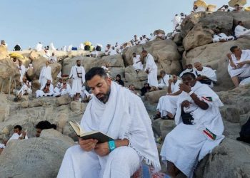 مليون حاج يقفون على صعيد عرفات لأداء الركن الأعظم