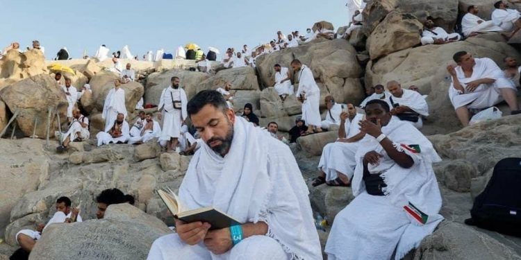 مليون حاج يقفون على صعيد عرفات لأداء الركن الأعظم