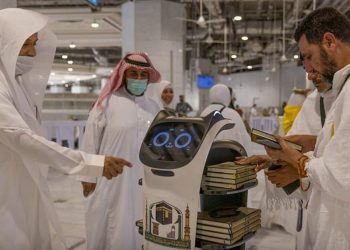 السعودية.. “روبوت” يوزع المصاحف على الحجاج
